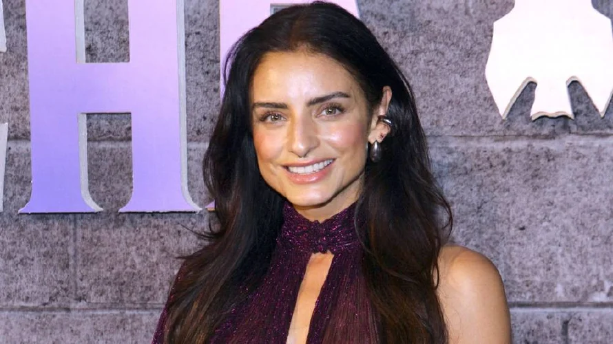 La mexicana Aislinn Derbez y el español Asier Etxeandía presentarán Premios Platino