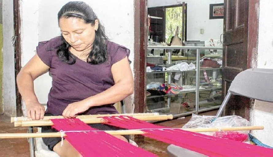 Ministro de Cultura declara bien cultural el "telar de Panchimalco"