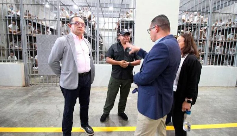 Ministro de Justicia de Costa Rica visita cárcel Cecot y dice que se "respetan los derechos fundamentales"