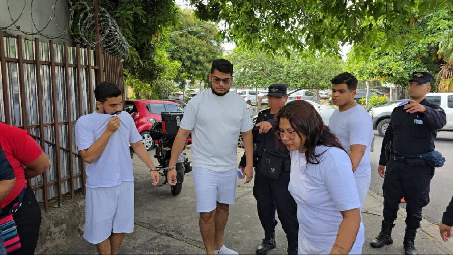 Extranjeros vinculados a caso Venicars seguirán detenidos