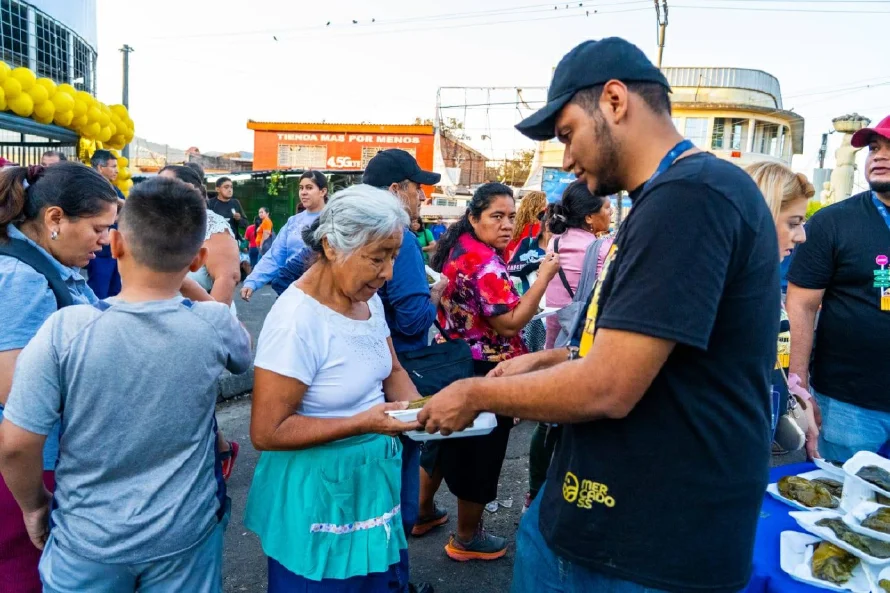 Alcaldía reparte tamales gratis por 50 aniversario del Mercado Central, San Salvador