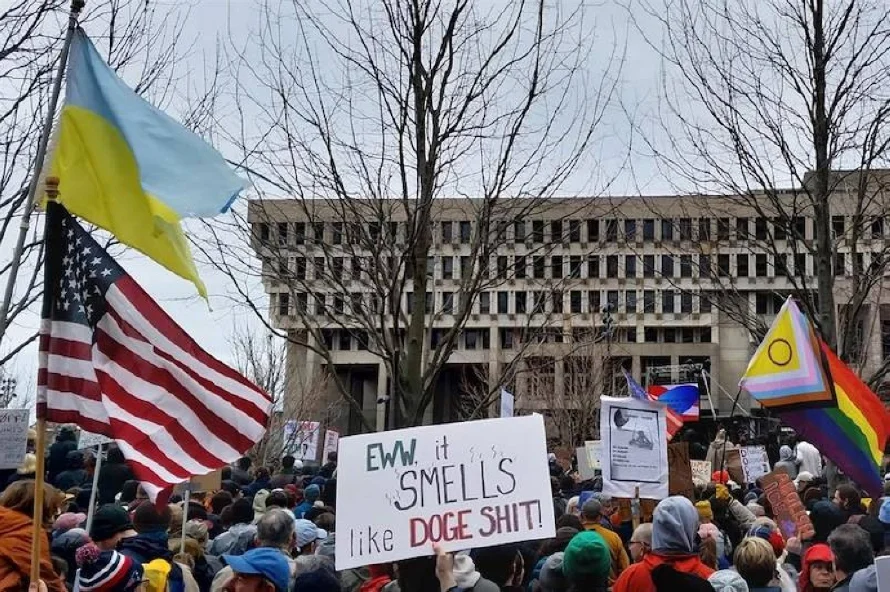 Manifestantes protestan contra los recortes de Trump y Musk en ciudades de todo EE.UU.