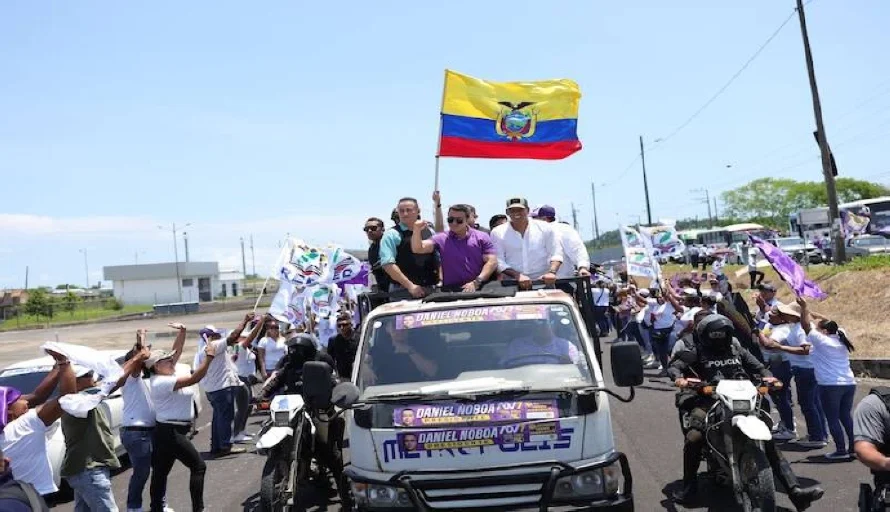 Noboa afirma que va a "refundar" a un Ecuador "que necesita cambio"