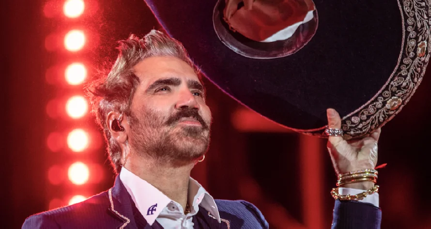 Alejandro Fernández presenta su versión de "Un millón de primaveras"