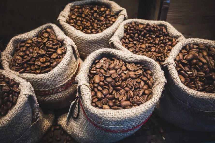 Precio del café retrocede a su nivel más bajo en dos meses por tensiones comerciales