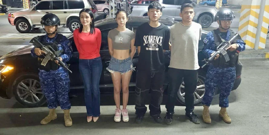 Detienen a cuatro sujetos con marihuana y $118 en centro comercial de San Salvador