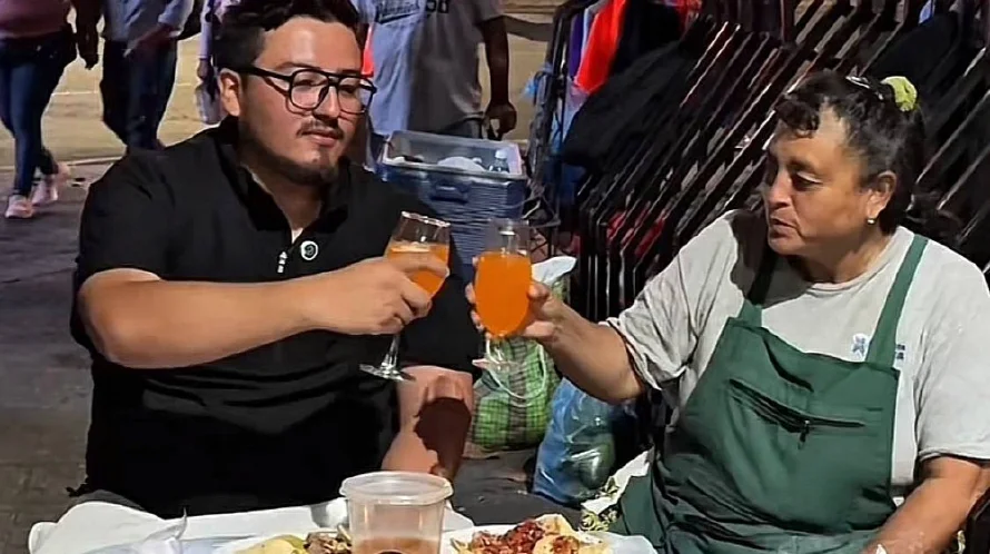 Tiktoker salvadoreño sorprende con "pícnics" a vendedores del centro capitalino