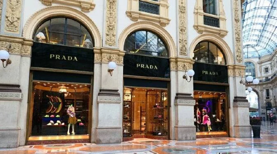 La casa de moda Prada anuncia la compra de Versace por casi $1,375 millones