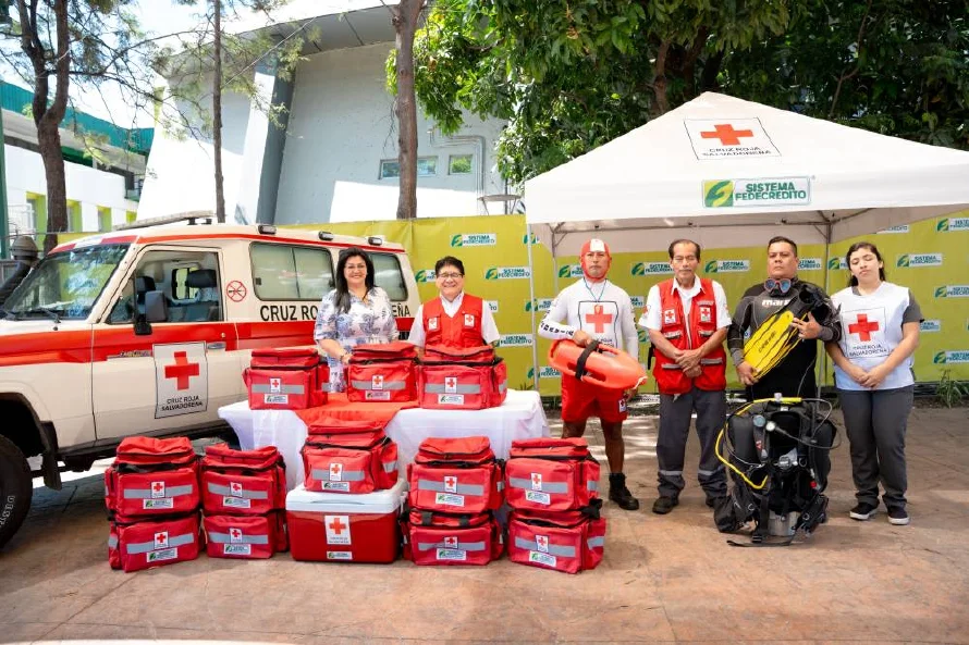 Sistema Fedecrédito refuerza la seguridad en El Salvador con donativo a Cruz Roja para planes de contingencia 2025