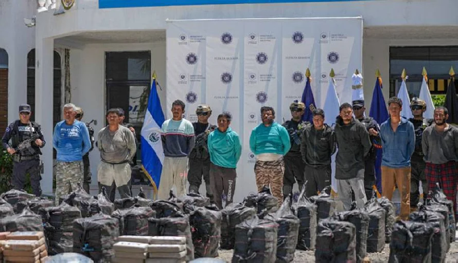 Autoridades presentan a extranjeros capturados por traficar 1.3 toneladas de cocaína en altamar