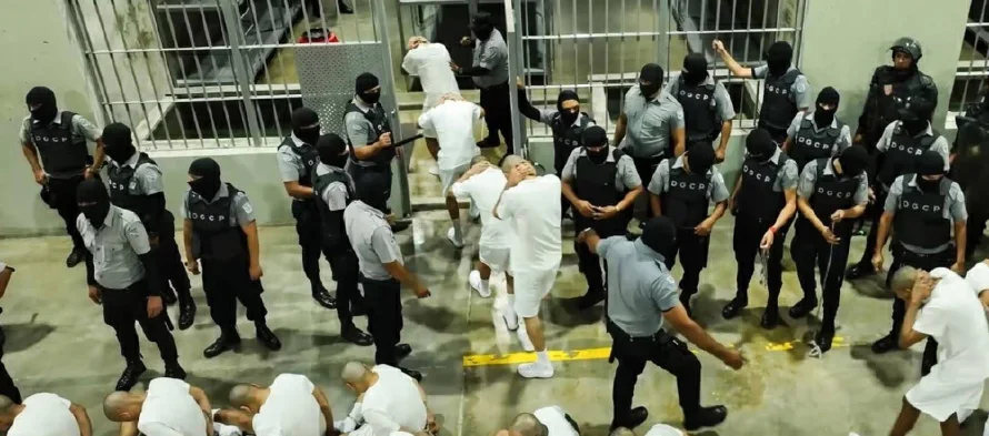 HRW señala a El Salvador y EEUU de cometer "desaparición forzada" con deportados venezolanos