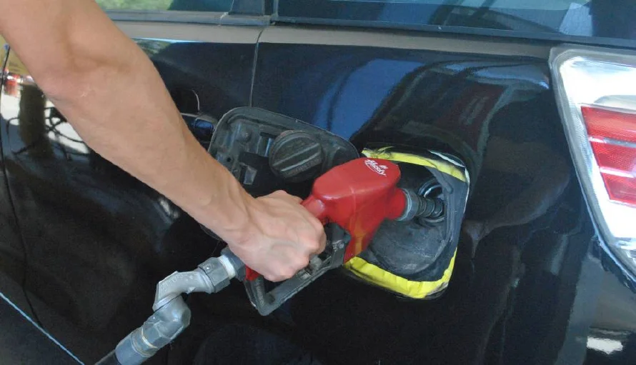 El petróleo de Texas, de referencia para El Salvador, cierra la semana en rojo por la guerra comercial