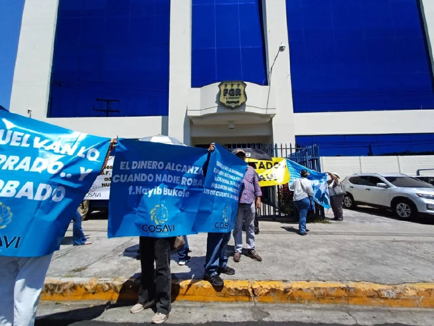 Afectados del fraude millonario de COSAVI llegaron a la Fiscalía a exigir información: esto sucedió