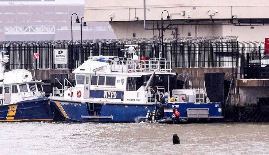 Las autoridades de EEUU trabajan para recuperar las piezas del helicóptero estrellado en el río Hudson