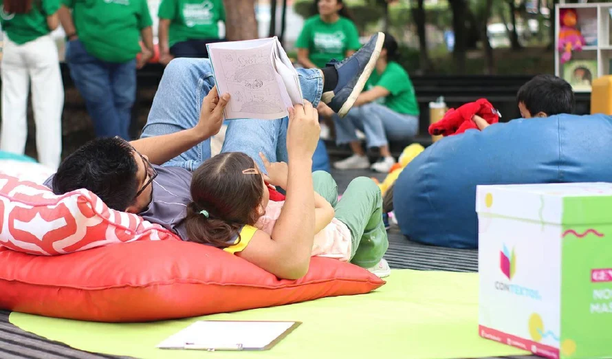"Tiramos la biblio por la ventana" regresa con arte y libros a las calles de El Salvador