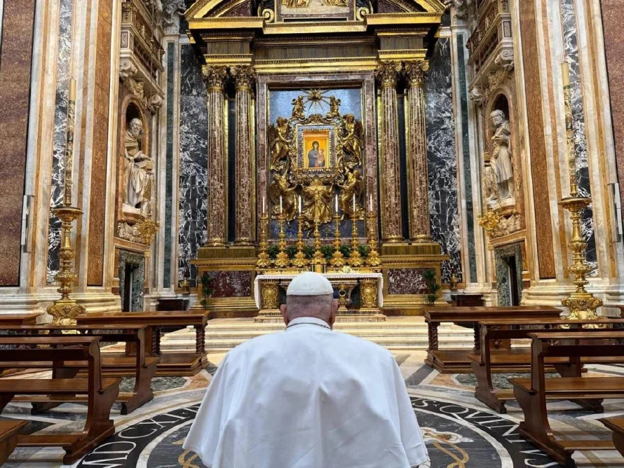 El papa acude por sorpresa a Santa María la Mayor para rezar antes de la Semana Santa