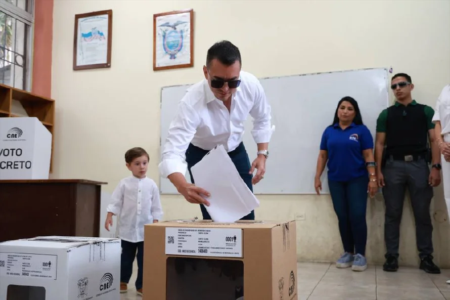 Noboa prohíbe el uso de recursos públicos para financiar "milicias urbanas" en Ecuador