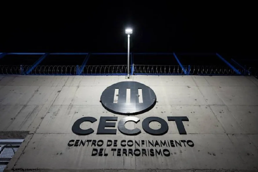 Empresario militar propone convertir al CECOT en “territorio estadounidense” y enviar hasta 100 mil detenidos