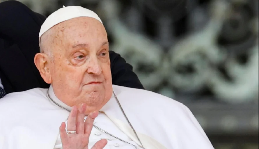 El papa saluda a los fieles en San Pedro sin oxígeno
