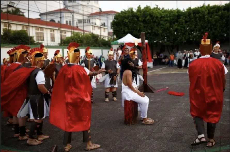 Estudiantes salvadoreños recrean la pasión de Jesús con un Vía Crucis viviente