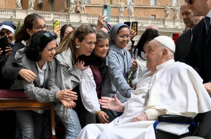 El papa pide "tender la mano al que ya no puede más" en su homilía del Domingo de Ramos