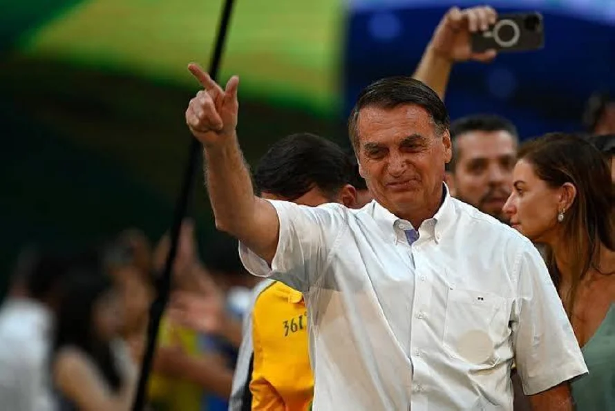 Bolsonaro deja la Unidad de Cuidados Intensivos horas después de ser operado del intestino