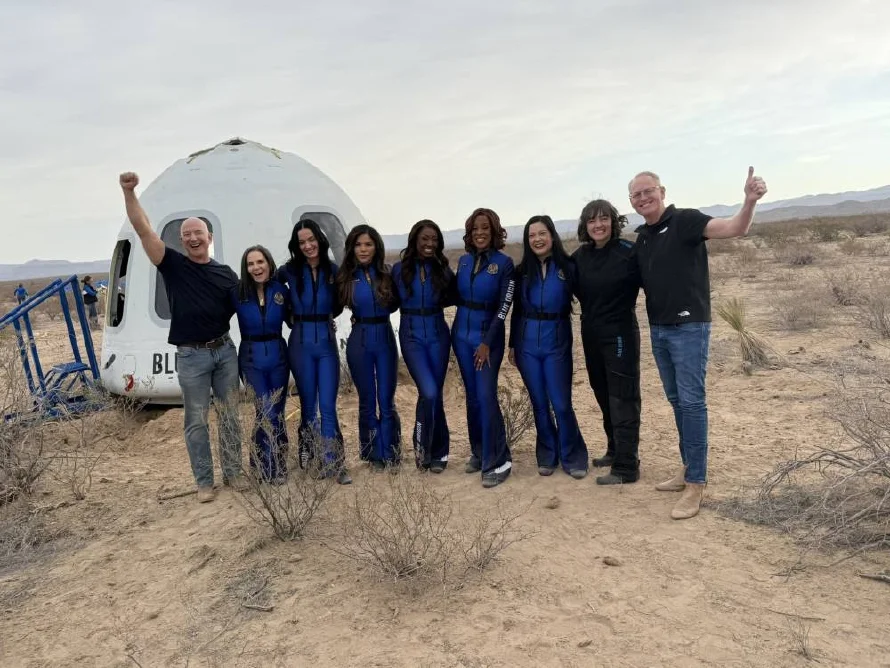 Cápsula de Blue Origin aterriza con éxito tras vuelo de seis mujeres al espacio