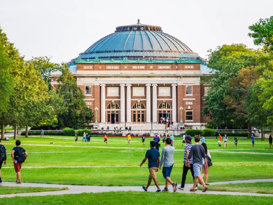 Policía en universidades públicas de Florida preguntará estatus migratorio de estudiantes