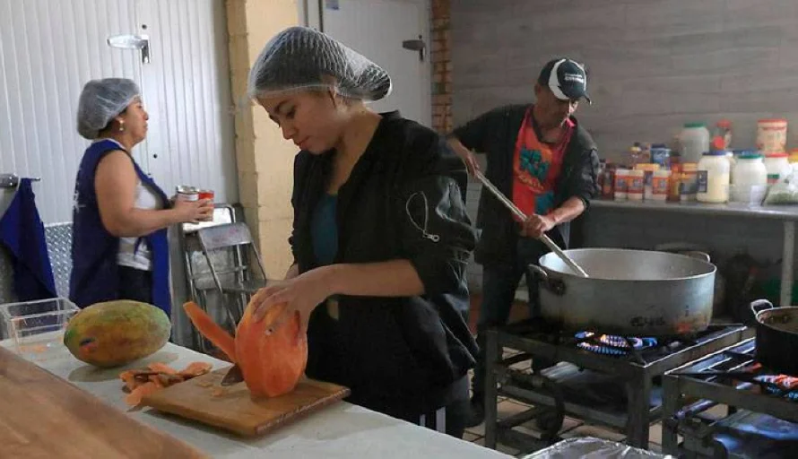 Empresas mexicanas ofertan casi 64,000 empleos para migrantes repatriados por Trump