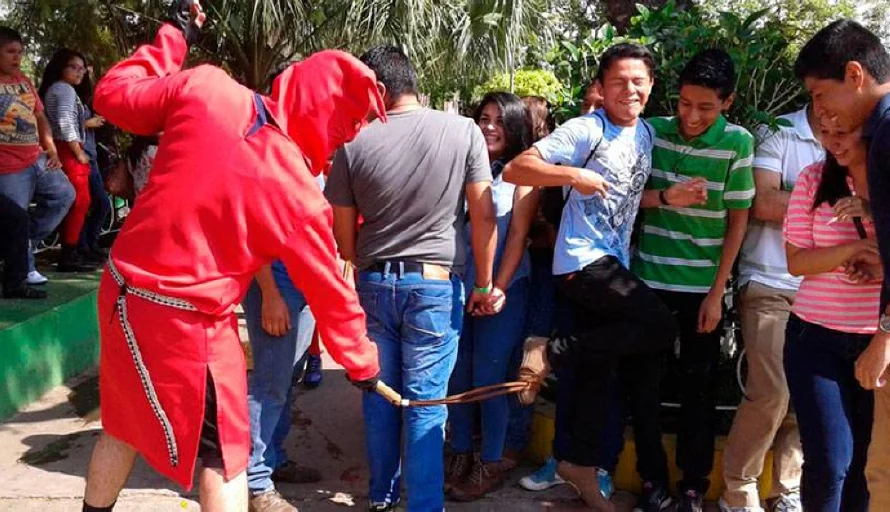 Los "talcigüines" expían a latigazos los pecados de los salvadoreños