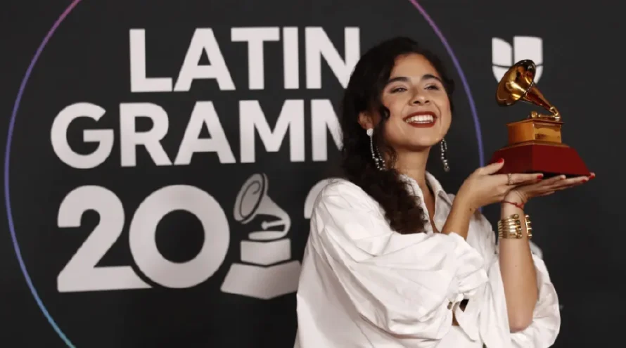 La cantautora mexicana Silvana Estrada cantará en la BINAES el 14 de mayo