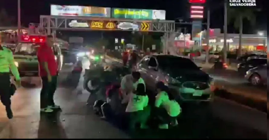 Grave accidente deja lesionados a motociclista, su acompañante y un peatón