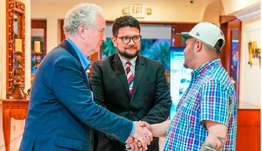 Bukele difunde imágenes de la reunión entre Kilmar Ábrego y senador Chris Van Hollen