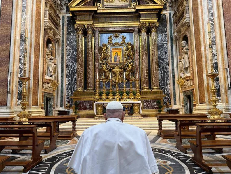 "El papa en meditaciones del vía crucis: "La economía de Dios no mata, ni aplasta"