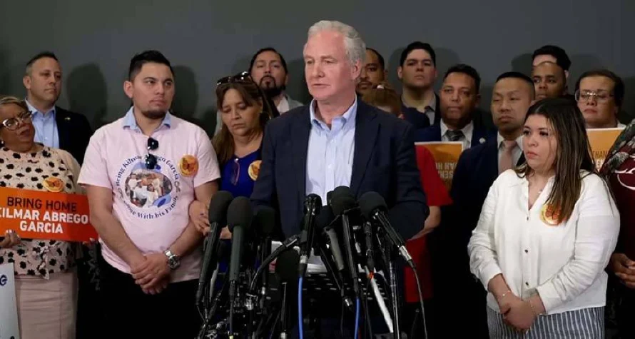Senador Van Hollen dice que Kilmar Ábrego fue trasladado a una prisión en Santa Ana: "Estaba traumatizado"