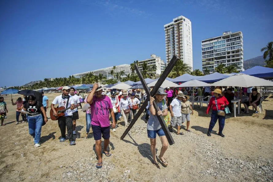 Creyentes de Acapulco claman el fin a la violencia en viacrucis del Viernes Santo