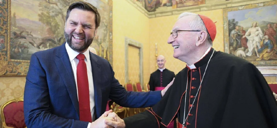 Vance y el secretario de Estado vaticano conversan sobre migrantes y presos