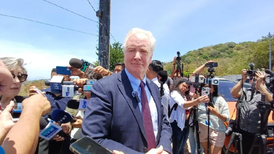 Senador demócrata dice no defiende a Ábrego García sino su derecho al "debido proceso"
