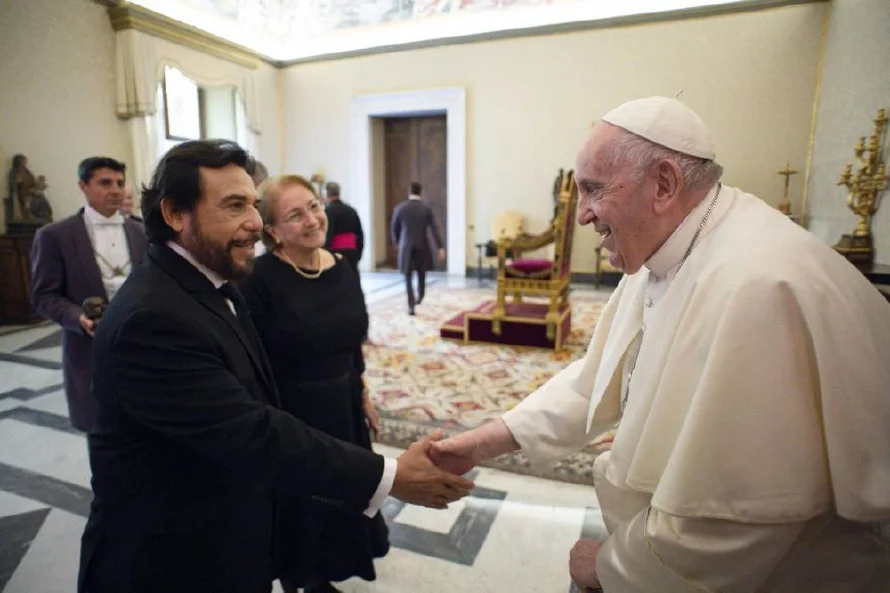 Vicepresidente Ulloa lamenta deceso del papa Francisco