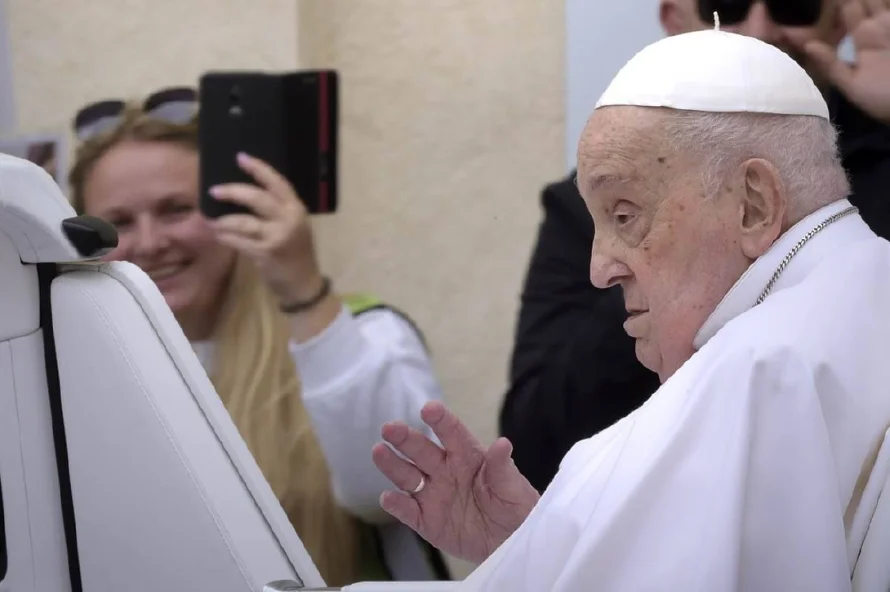 Adiós a Francisco, el papa de los pobres que estuvo con los fieles hasta el final