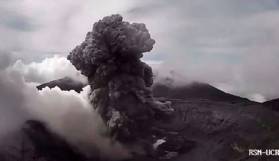 El volc&aacute;n Po&aacute;s hace erupci&oacute;n de ceniza que llega a 2,000 metros de altura en Costa Rica