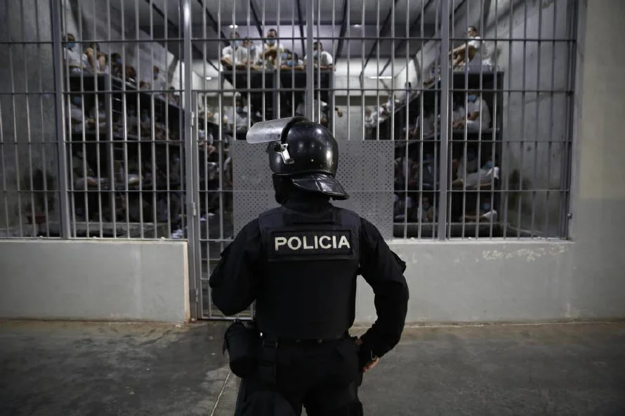 Congresistas piden publicar contrato con EEUU para recluir extranjeros en el Cecot