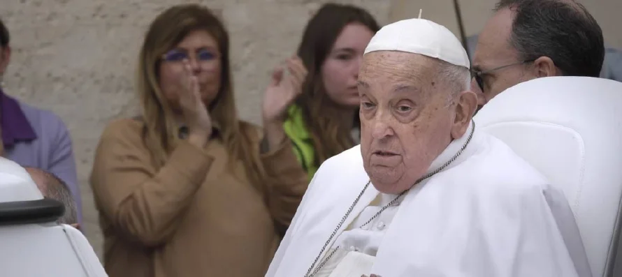 Francisco agradeció a su asistente haber saludado en el papamóvil tras el "Urbi et Orbi"