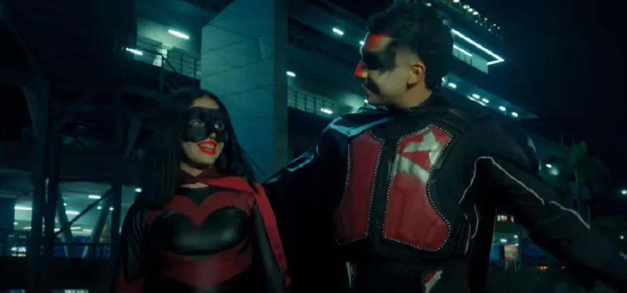 "Misterio": Superhéroes en San Salvador en el videoclip de Alexis Fernández