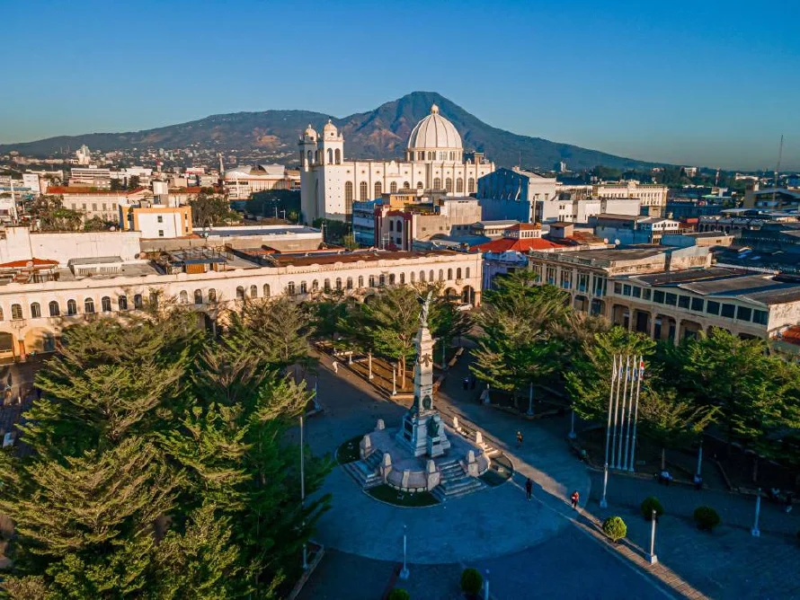 FMI prevé que la economía salvadoreña crezca 2.47 % en 2025