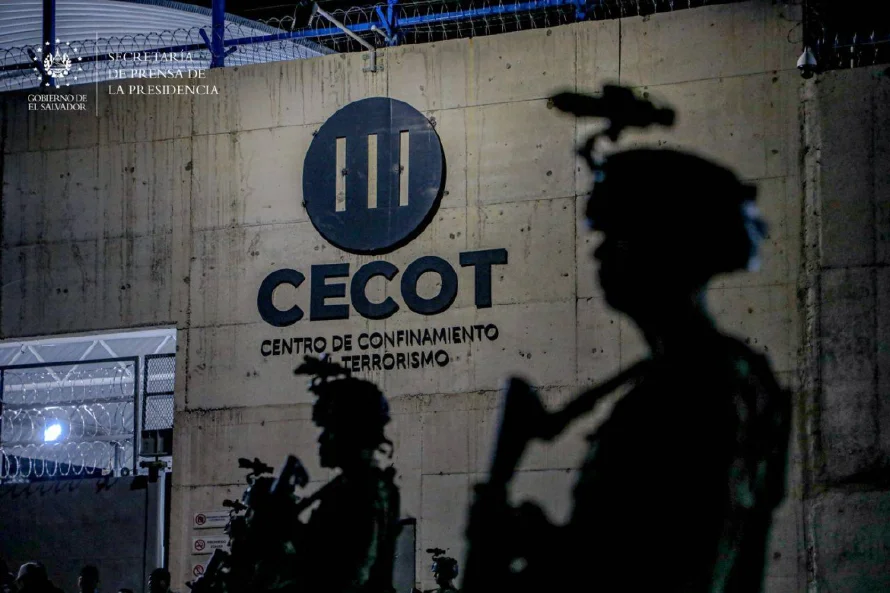 Gobierno salvadoreño dice 252 venezolanos en el Cecot son "procesados por delitos"
