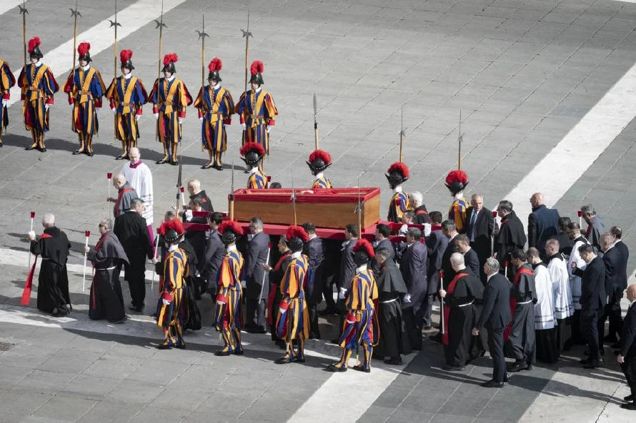Más de 4,000 policías, zona de exclusión aérea y drones para el funeral de Francisco