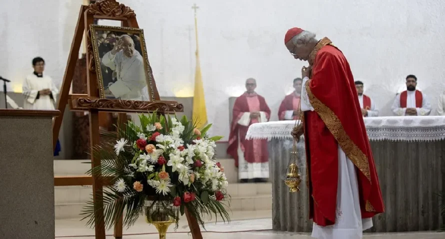 El cardenal Brenes de Nicaragua viaja a Roma al cónclave que elegirá al nuevo papa