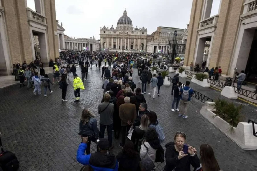 Unas 61,000 personas han acudido ya a la basílica de San Pedro para dar su adiós al papa