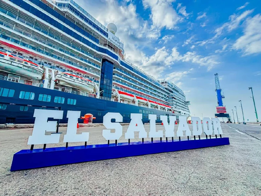 Llega al Puerto de Acajutla un crucero con 3,000 pasajeros a bordo